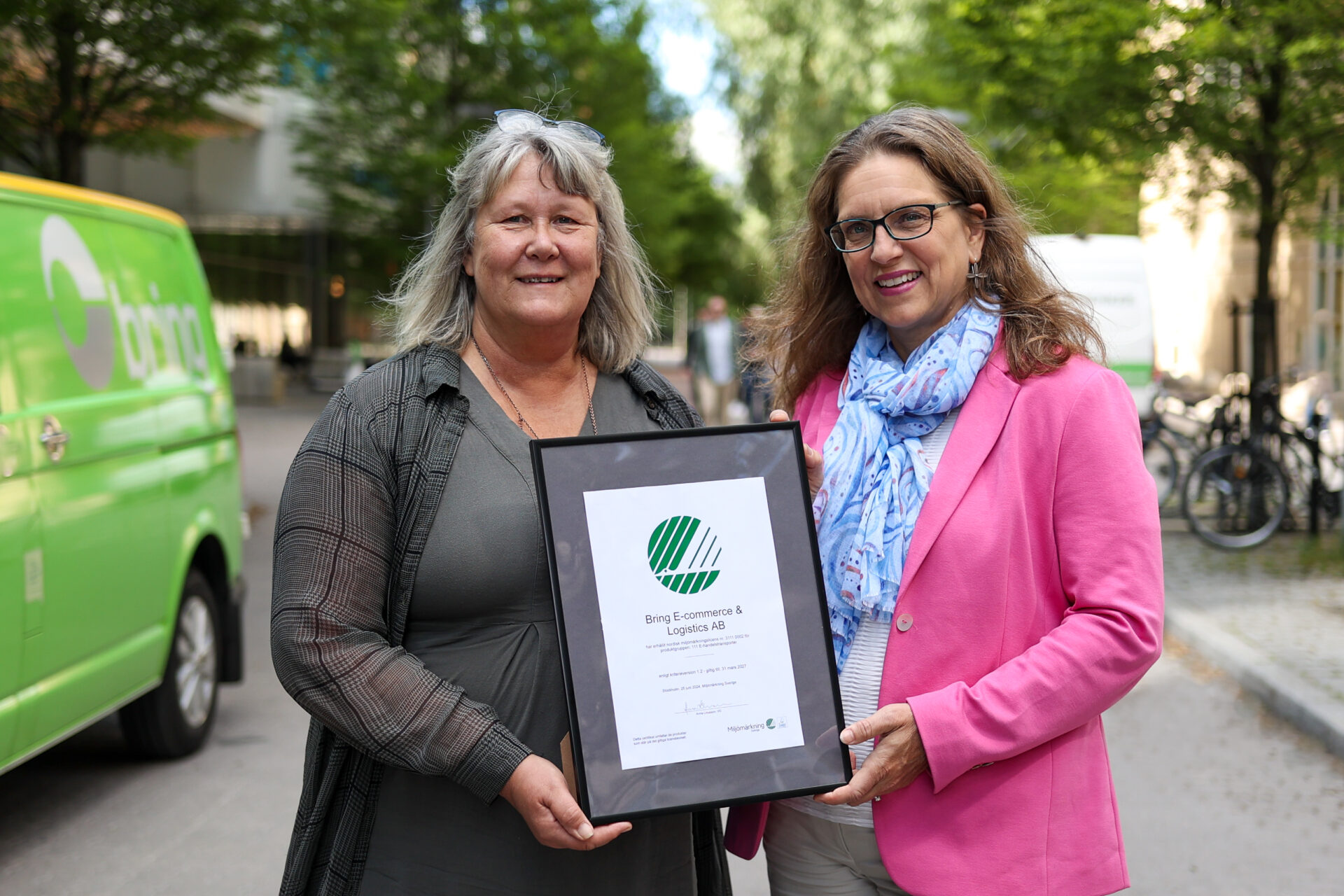    Till vänster Catherine Löfquist, hållbarhetschef Bring Sverige, och Anna Linusson, vd Miljömärkning Sverige, är stolta över att det nu finns ett alternativ för mer hållbara transporter.
