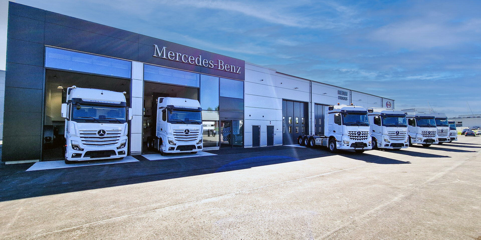 Hedin Bils nya Mercedes-Benz Lastbilsanläggning i Linköping har verkstadsplats för tio lastbilar och får snart Sveriges första Megawattladdare för el-lastbilar. Foto: Veho
