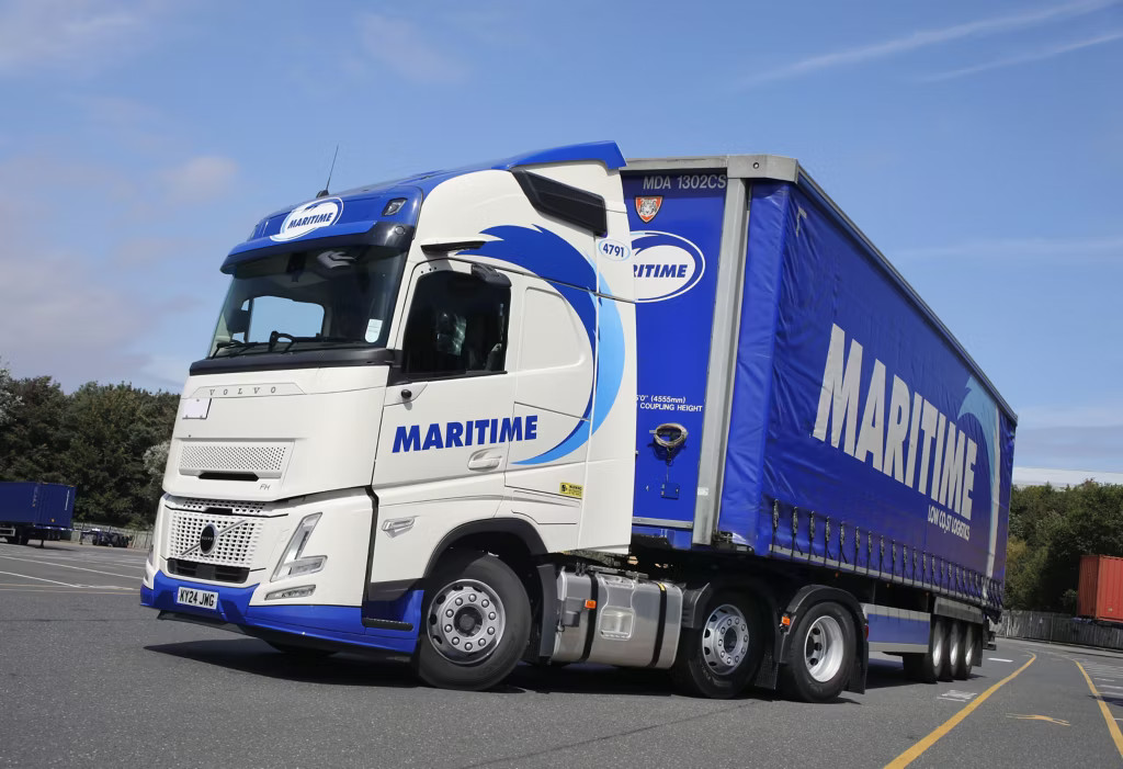 Maritime Transport har tagit emot 20 Volvo FH Aero 6x2 dragbilar, den största FH Aero-ordern i Storbritannien hittills. Foto: Volvo Lastvagnar.