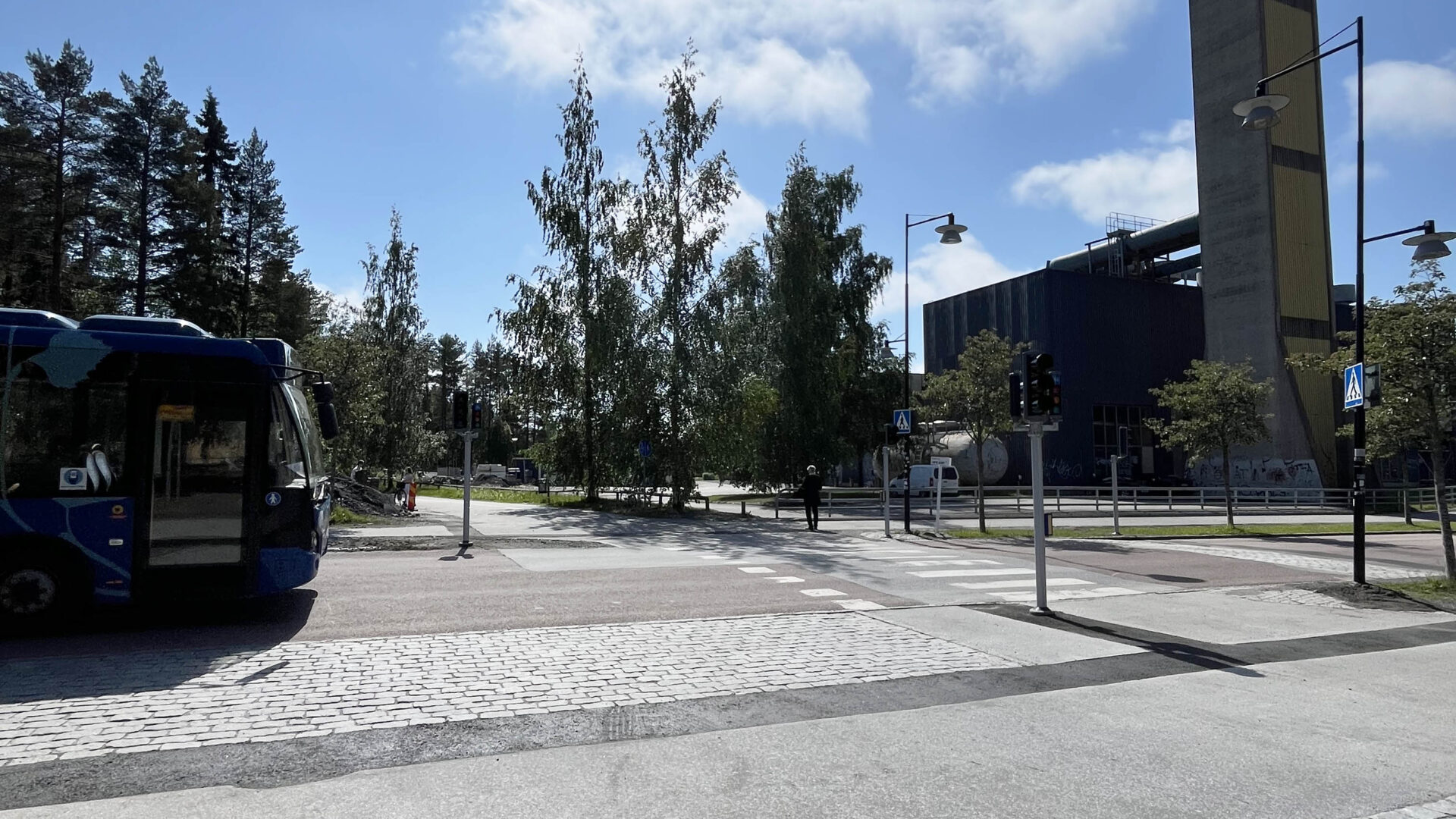  Där gång- och cykelvägen Akademileden korsar Gösta Skoglunds väg på campusområdet kommer bussar att ha företräde. Detta görs för att öka kollektivtrafikens framkomlighet. Foto: Umeå kommun.