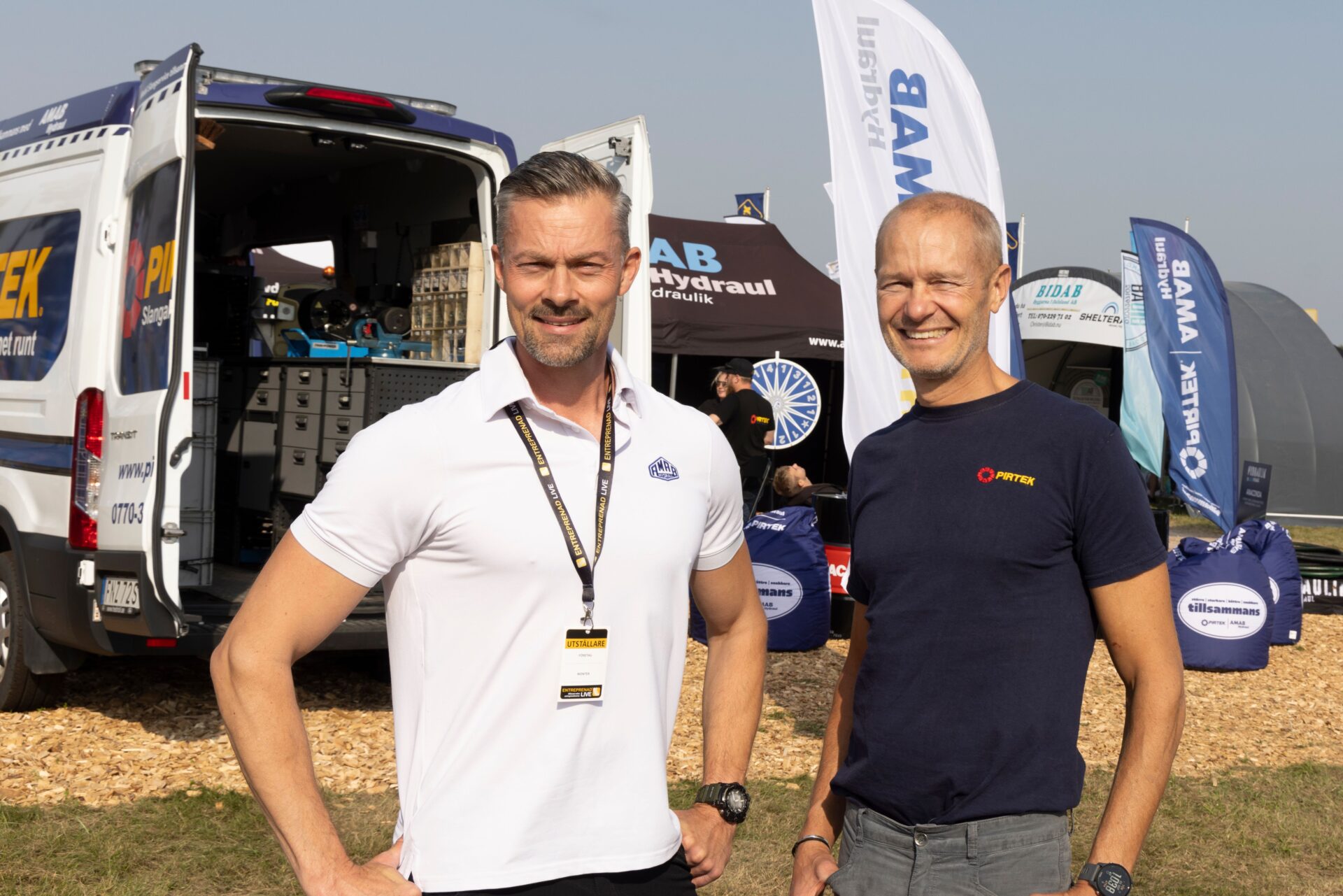   Peter Bringby, Pirtek Swedens vd och Fredrik Blixt, AMAB Hydrauls försäljningschef öppnar montern på Entreprenad Lives första dag. Foto: Jesper Landby.