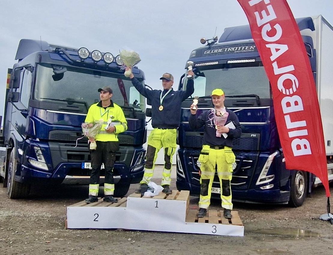     Vinnaren Helmer Axelsson på prispallen med tvåan Alfons Stergren Grenfeldt och trean Hugo Johansson.  Foto: TYA.