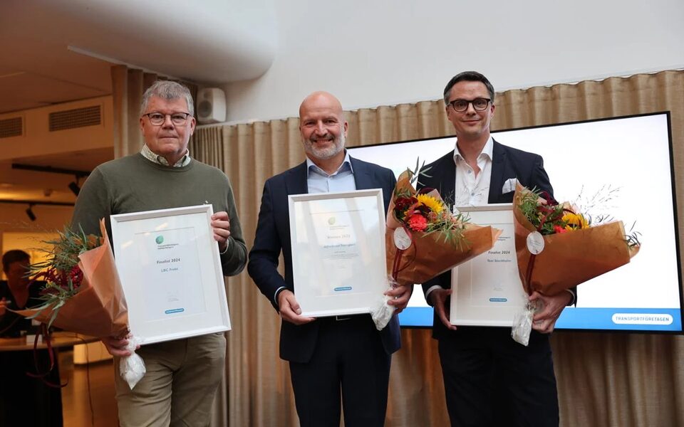 Från vänster: Lards Reinholdtsson, vd LBC Frakt, Erik Alfredsson, vd Alfredssons Transport samt Johan Porsman, anbuds- & hållbarhetsansvarig på Taxi Stockholm. Foto: Transportföretagen