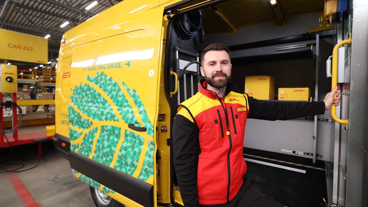 DHL Express elfordon utrustas med hjärtstartare och förarna utbildas för detta och i HLR. Foto: DHL.