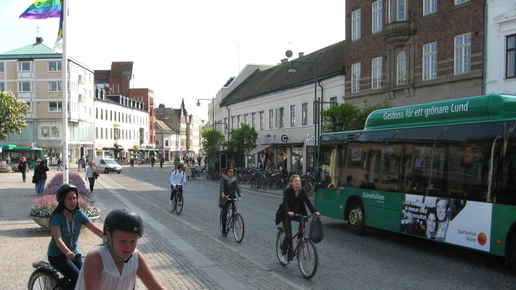   Lund har länge varit en föregångare i omställningen till fossilfria transporter. Denna bild togs år 2016 till Gröna Mobilisters bok Hållbar mobilitet från Umeå till Malmö. Nu är biogasbussarna ersatta av elbussar. Foto: Gröna Mobilister.