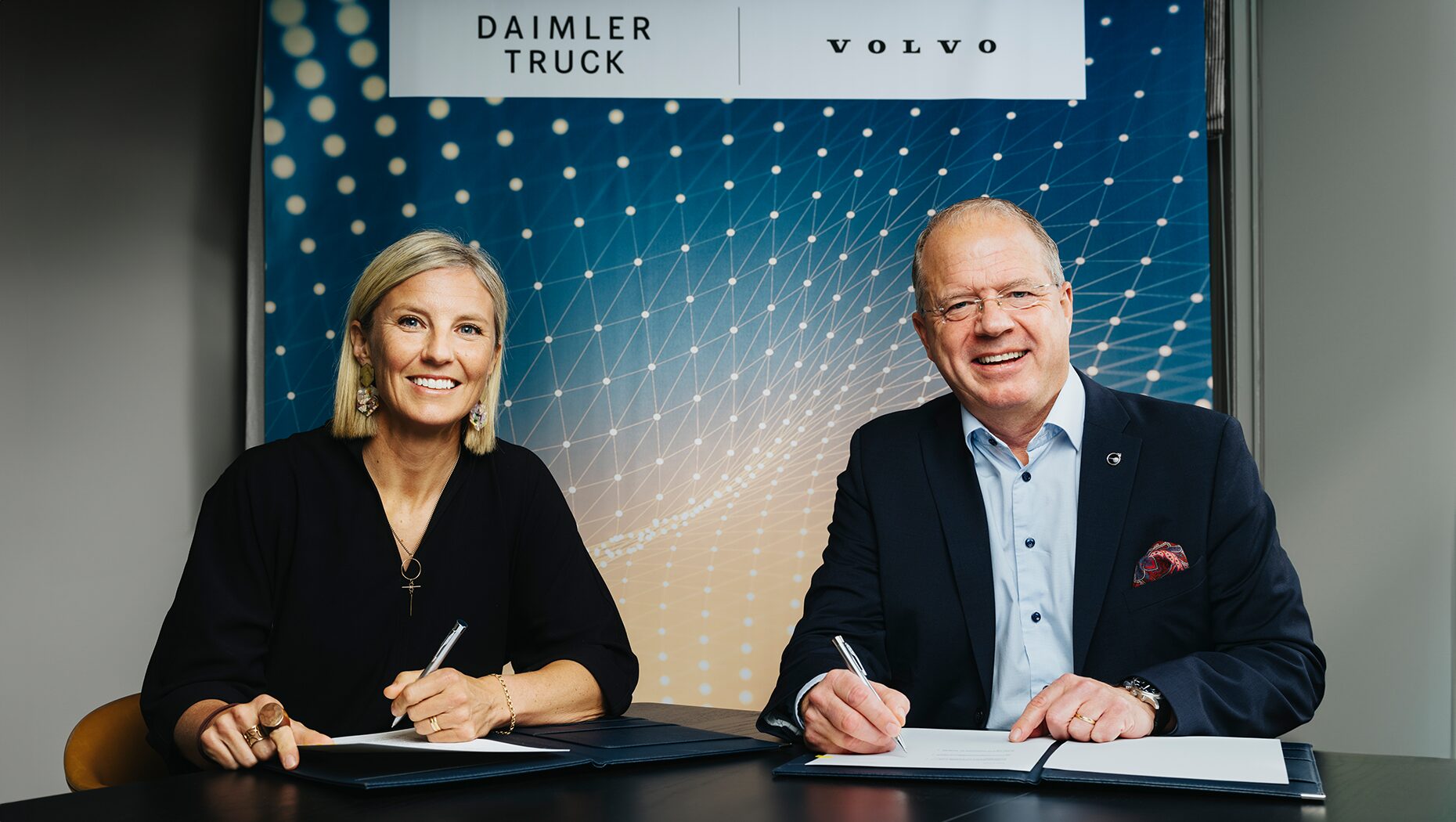  Här undertecknar Karin Rådström, vd Daimler Trucks och Martin Lundstedt, vd och koncernchef för Volvokoncernen, avtalet om samriskföretaget. Foto: Volvokoncernen.