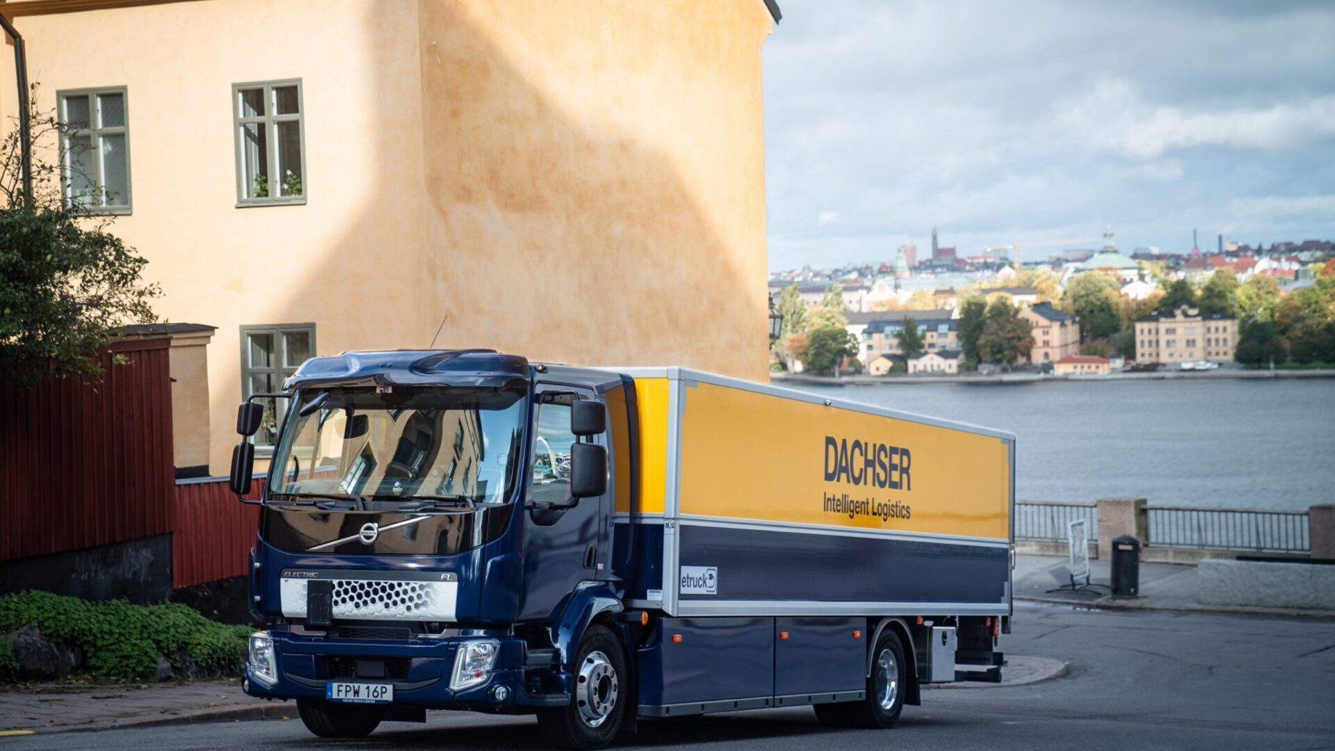 En av ellastbilarna är en Volvo FL42R med plats för 18 pallar.  Foto: Dachser.