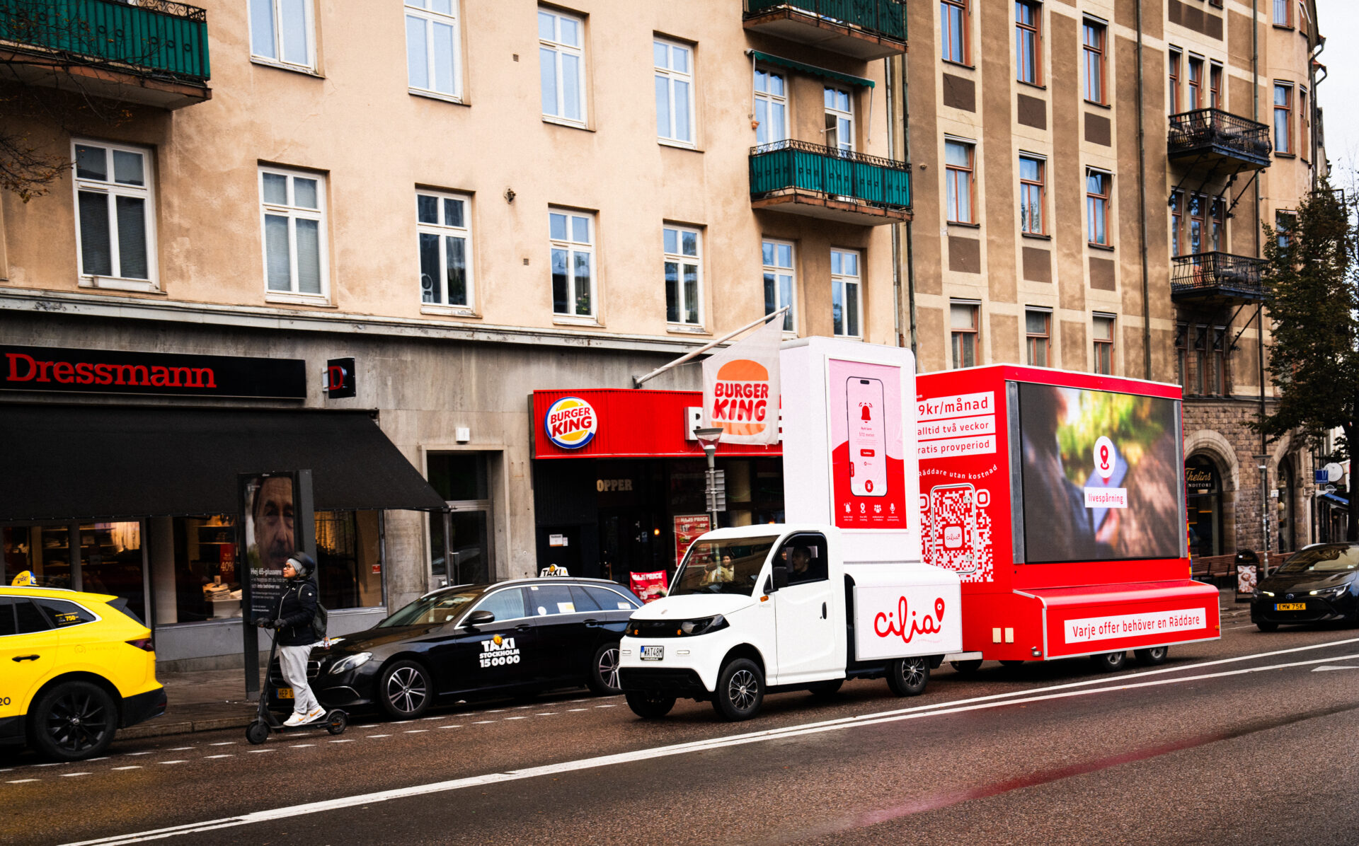 Eldrivna Pilotcar P-1000 med storbildsreklam i city. Foto: E-TRON.