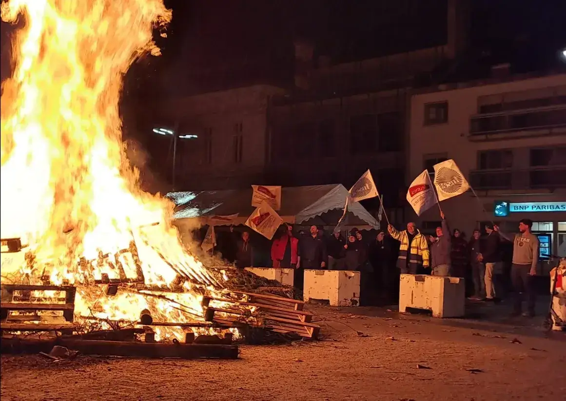 Det går minst sagt "hett" till under protesterna. Foto: La FNSEA/X.