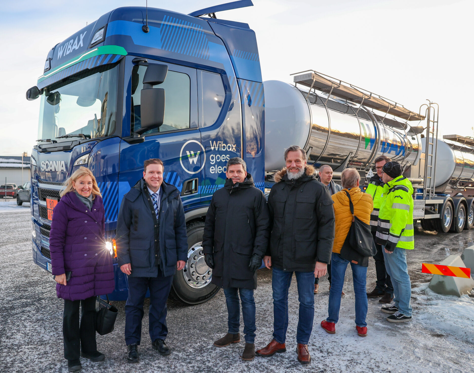 På bilden sett från vänster: Finlands ambassadör i Sverige Maimo Henriksson, Finlands utrikeshandelsminister Ville Tavio samt Jonas Wiklund vd Wibax Group och Tero Väyrynen vd Wibax Finland Oy.  Foto: Wibax.