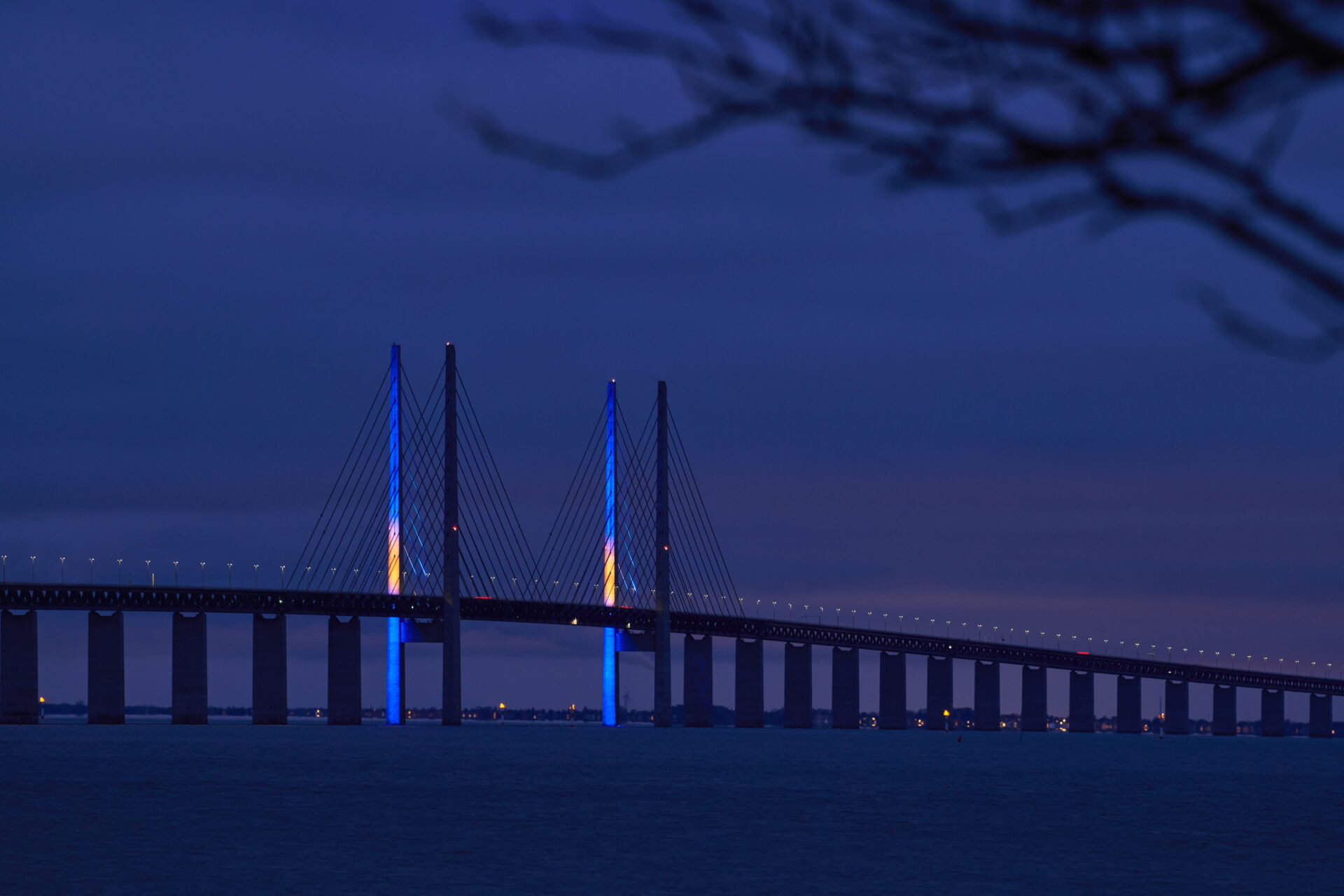 Ett historiskt grymt våldsdåd har genomförts i Örebro. Öresundsbron är med och visar medkänsla. Foto: Allan Toft, Öresundsbron.