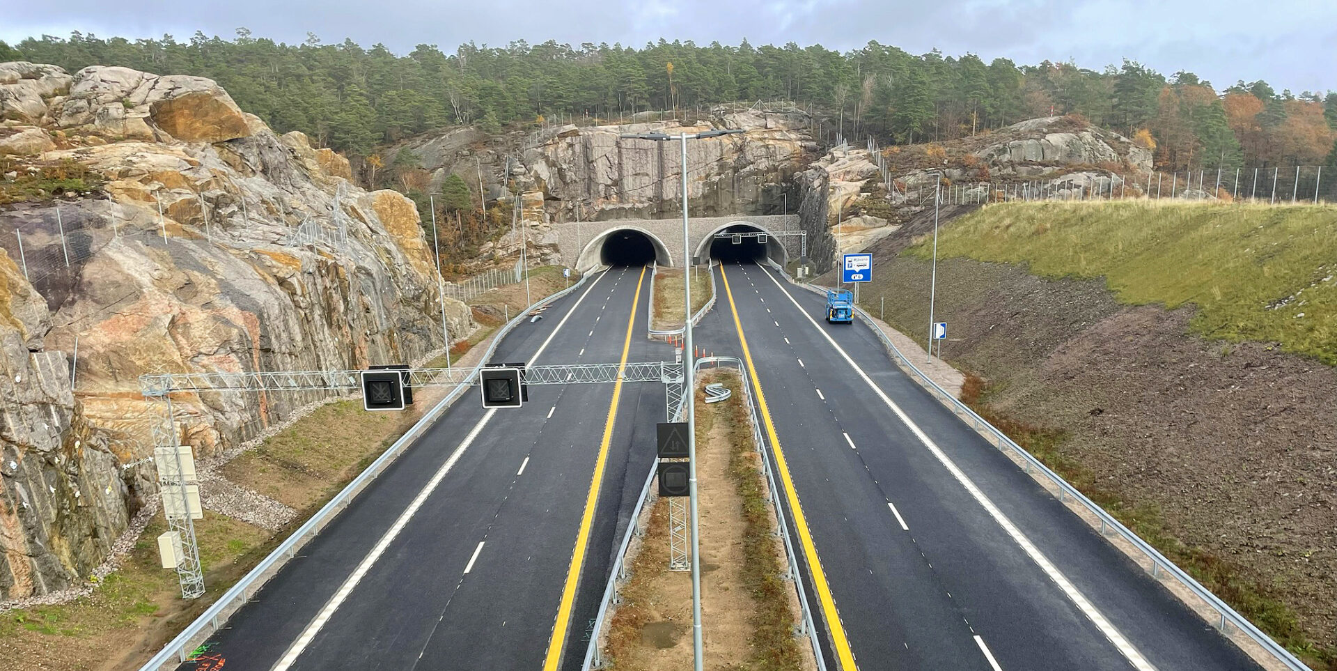    De höga vägavgifterna gör att transportköpare kräver att transportföretagen använder vägar som inte är avgiftsbelagda vilket både tar längre tid och påverkar trafiksäkerheten. Foto: Nya vägar.